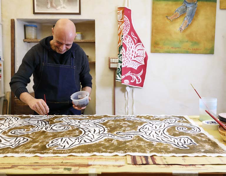 Massimo-Modula-mentre-dipinge